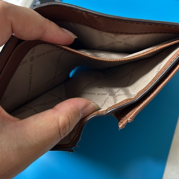 🖤NWOT💕MK snap closure tan leather wallet - Picture 8 of 16